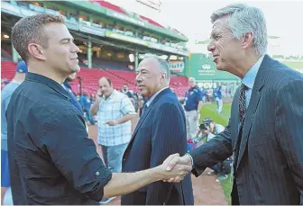  ?? STAFF PHOTO BY STUART CAHILL ?? ARCHITECT TALK: Team builders Theo Epstein and Dave Dombrowski exchange pleasantri­es prior to last night’s opener between the Red Sox and Cubs at Fenway.