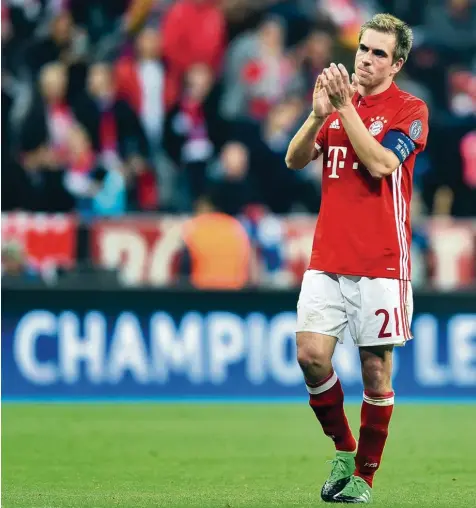  ?? Foto: Christof Stache, afp ?? Ein letzter Applaus noch, ein letzter Dank an die Fans. Dann ist die Karriere von Philipp Lahm vorbei.