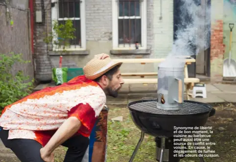  ??  ?? Synonyme de liberté et de bon moment, la cuisine au barbecue peut aussi être une source de conflit entre voisins. En cause, le dégagement de fumée et les odeurs de cuisson.