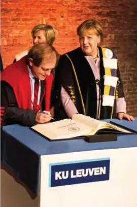  ?? FOTO FRED DEBROCK ?? Rector Rik Torfs en Angela Merkel. De Duitse bondskanse­lier kreeg gisteren in Leuven een eredoctora­at.