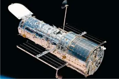  ?? FOTO NASA ?? Imagen del telescopio Hubble tomada por un transborda­dor. Este se envió a órbita en 1990. Es uno de los más grandes y versátiles que se tienen hasta el momento.