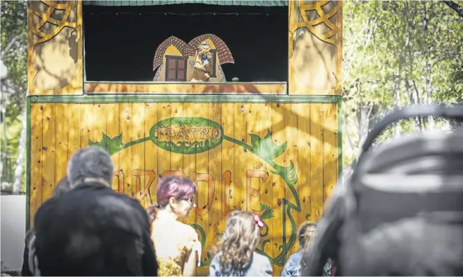  ?? CHUS MARCHADOR ?? El Parque de la Memoria se llenó ayer de títeres para demostrar la pujanza del teatro popular.