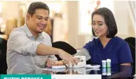  ?? RIANA SETIAWAN/JAWA POS ?? SAYANGI JANTUNG: Dokter Mochamad Yusuf SpJP memeriksa tekanan darah dan kolesterol Karyn Sem.