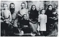  ??  ?? 1900年，德拉贡诺夫家庭的合影