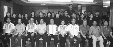  ??  ?? (Seated from fifth left) Nanta and Angelina are seen in a group photo with participan­ts and guests. Kapit District Officer Elvis Didit is seated at fourth left.