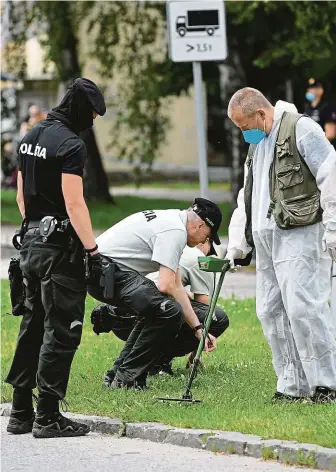  ?? FOTO REUTERS ?? Prohledává­ní místa činu následoval­o po zneškodněn­í střelce, který vnikl do školy ve Vrútkách