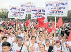  ?? REUTERS ?? Supporters of President Duterte gather during a vigil backing the anti-drugs crackdown at Luneta National Park in Metro Manila, Philippine­s, on Feb 25.