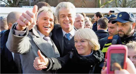  ?? FOTO: ACTION PRESS ?? Die rechten Parolen und simplen Botschafte­n von Geert Wilders (Mitte) kommen an. So sehr, dass seine Partei in Umfragen klar vorn liegt.