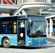  ??  ?? Non solo scuola
In vista dell’inizio delle lezioni l’Atb deve gestire anche parecchi utenti diretti dalla città all’aeroporto, foto sopra. A sinistra, un altro pullman del trasporto pubblico locale alla stazione Autolinee di Bergamo