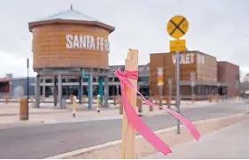  ?? EDDIE MOORE/JOURNAL ?? A survey marker notes a spot on a lot where a new building has been proposed in the Santa Fe Railyard.