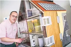  ?? FOTO: ANNE ORTHEN ?? Wie ein Haus effektiv saniert werden kann, erklärt Michael Lambertz von der Serviceage­ntur Altbausani­erung an einem Modell.