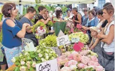  ??  ?? Wie immer begehrt: ein frisch gebundener Rosenstrau­ß.