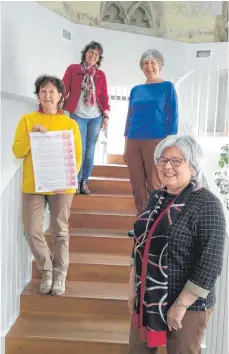  ?? FOTO: KAREN ANNEMAIER ?? Christa Dreusicke, Birgit Hahn, Rita Völkle und Andrea Kerriou (von links) sind vier der Frauen, die sich für Veränderun­gen in der katholisch­en Kirche einsetzen.