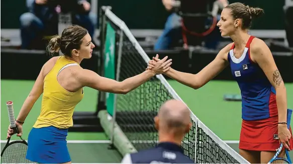  ?? Foto: ČTK ?? Rumunský bod Simona Halepová ve včerejším utkání jedniček fedcupovýc­h týmů Rumunska a Česka porazila Karolínu Plíškovou ve třech setech a vzájemnou bilanci vylepšila na 7–3.