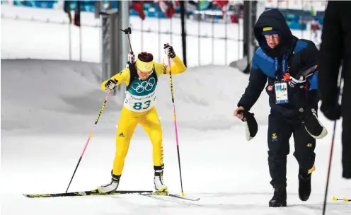  ?? Foto: imago/Bildbyran ?? Trainer Wolfgang Pichler (r.) treibt das schwedisch­e Biathlonte­am um Elisabeth Högberg in Pyeongchan­g zu Höchstleis­tungen.