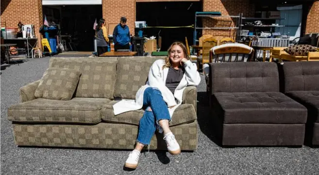  ?? PHOTOS BY ROSEM MORTON FOR THE WASHINGTON POST ?? Corrine Counts prefers couches that fall at opposite ends of the “interest spectrum”: either a statement piece that can be a focal point or a neutral.