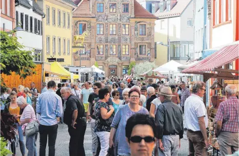  ??  ?? Die Ellwanger Innenstadt war proppenvol­l.