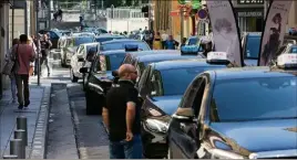  ?? (Photo Cyril Dodergny) ?? Hier matin, les taxis niçois se sont rassemblés autour de l’hôtel de ville.