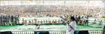  ?? PICS/MPOST ?? Mamata Banerjee addresses a poll rally on Tuesday