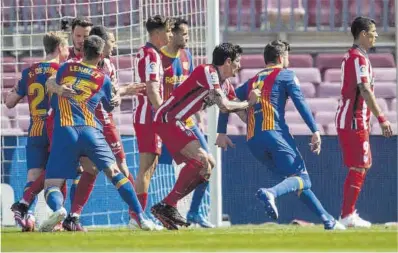  ?? Jordi Cotrina ?? Els jugadors de l’Atlètic defensen un córner, dissabte.