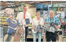  ?? FOTO: WALTER ?? Preisüberg­abe für ein komplettes Sammelalbu­m mit Schützenst­ickern von Rewe-MarktChef Thomas Röttcher (l.) an Marion Hügen und HermannJos­ef Junkers.