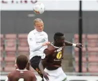  ?? FOTO: NTB SCANPIX ?? Djibril Bojang i duell med Tapio Heikkilä under søndagens kamp mot Start.