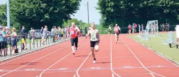  ?? FOTO: SC MYHL LA ?? Als Erster im Ziel: Ingo Driemeyer vom SC Myhl LA holte sich bei den Regionsmei­sterschaft­en der Senioren die Titel in der M35 über 100 und 200 Meter.