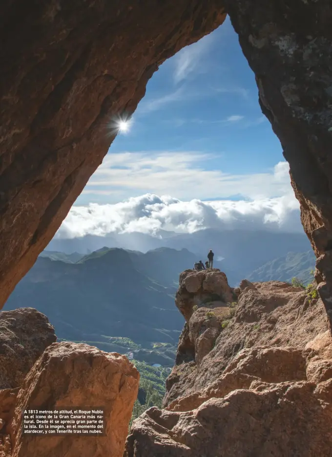  ??  ?? A 1813 metros de altitud, el Roque Nublo es el icono de la Gran Canaria más natural. Desde él se aprecia gran parte de la isla. En la imagen, en el momento del atardecer, y con Tenerife tras las nubes.