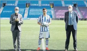  ?? FOTO: RS ?? Silva posa con el balón en sus manos entre Roberto Olabe y Ángel Oyarzun
