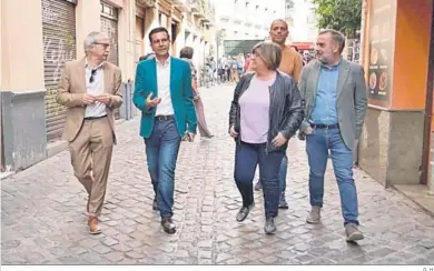  ?? G. H. ?? El candidato del PSOE a la Alcaldía de Granada, Paco Cuenca, en la Calle Elvira.