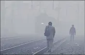  ?? . ARVIND YADAV/HT PHOTO ?? A dense fog cover shrouds Tilak Bridge railway station on Thursday.