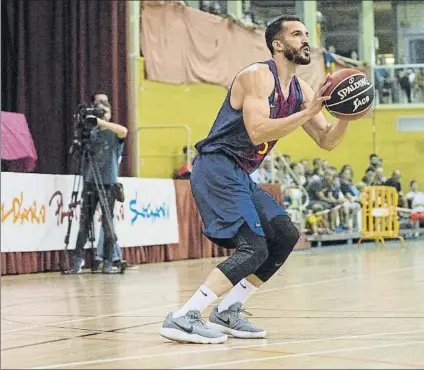  ?? FOTO: SARA GORDÓN (FCB) ?? Pau Ribas se prepara para lanzar a canasta en el amistoso contra el UCAM Murcia jugado ayer en Platja d’Aro (Girona)