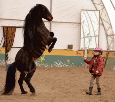  ?? PHOTO COURTOISIE ?? Du haut de ses sept ans, la petite Maïka Guay présente cette année deux numéros équestres au sein du cirque Ekasringa, dont un où elle monte et dompte des chevaux adultes.