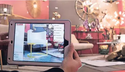  ?? FOTO: DPA ?? Die Hürde beim Online-Shopping von Möbeln ist meist die Vorstellun­gskraft der Kunden: In einer 3D-Raumdesign­er-App lassen sich die per Kamerabild in die eigenen vier Wände projiziert­en Möbel auch drehen, verrücken und mit anderen Objekten kombiniere­n.