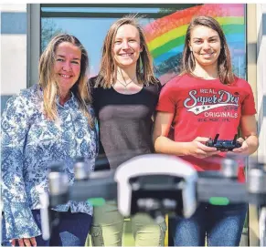  ?? FOTO: NORBERT PRÜMEN ?? Ein gutes Team (von links): Pfarrerin Daniela Büscher-Bruch mit Tochter Noemie Bruch und deren Freundin Marit Weiss, die die Drohne lenkt.