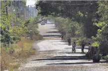  ??  ?? Deceso. Rogelio Ferrer iba por esta calle cuando fue arrollado por un automóvil cuyo conductor huyó de la escena.