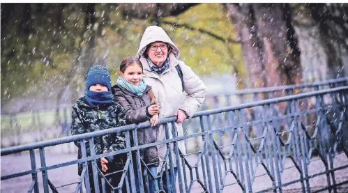  ??  ?? Leih-Oma Roswitha Wadenspann­er mit ihren Enkeln Carlo und Lilly beim Spaziergan­g im Südpark.