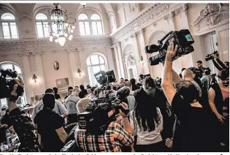  ??  ?? Das Medieninte­resse beim Finale des Schlepperp­rozesses im Gerichtssa­al in Kecskemét war groß