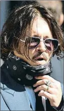  ??  ?? Juicio en tiempo de coronaviru­s Johnny Depp llegó al tribunal de Londres con una mascarilla negra y gafas de sol, mientras que Amber Heard eligió para protegerse de contagios un pañuelo rojo con topos