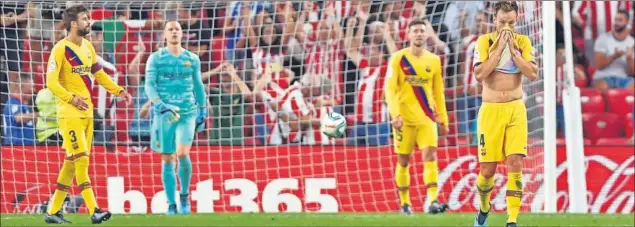  ??  ?? DESOLADOS. Piqué, Ter Stegen, Lenglet y Rakitic lamentan el tanto de Aduriz que supuso la derrota del Barcelona en el estreno liguero en San Mamés.