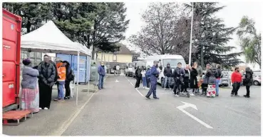  ?? ?? Sous un barnum, David Challange, directeur du cabinet du maire, pointait vendredi dernier la liste de tous les locataires du bâtiment incendié dans le quartier Etienne-Jodelle.