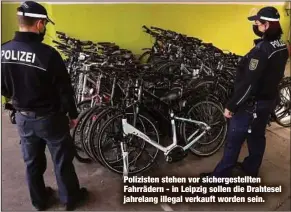  ?? ?? Polizisten stehen vor sichergest­ellten Fahrrädern - in Leipzig sollen die Drahtesel jahrelang illegal verkauft worden sein.