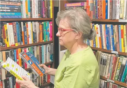  ?? PROVIDED ?? Vicki White, a volunteer at Chicago Books to Women in Prison, sorts donations at the group’s 8,000-volume library in a rented space at Ravenswood Fellowship United Methodist Church.