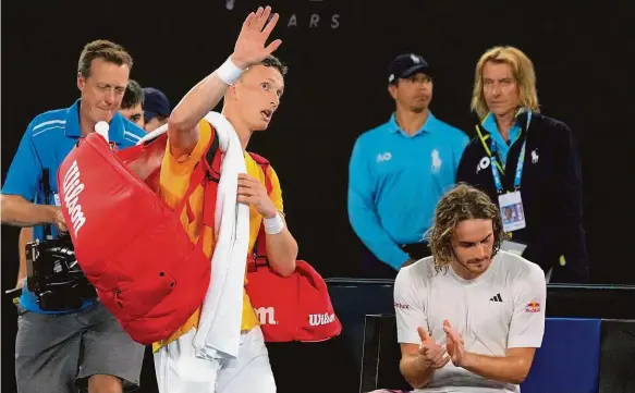  ?? Foto: ČTK ?? Aplaus Jiří Lehečka sice po čtvrtfinál­e Australian Open opouštěl hlavní arenu v Melbourne Parku jako poražený, ale vysloužil si uznání, jež neskrýval ani vítězný Stefanos Tsitsipas.