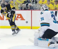  ?? KEITH SRAKOCIC/THE ASSOCIATED PRESS ?? Sharks goalie Martin Jones, stopping a Patric Hornqvist shot, is still in his first season as a No. 1 goaltender in the NHL after apprentici­ng as Jonathan Quick's backup.