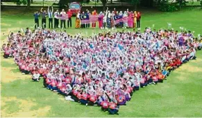  ??  ?? We heart Malaysia: There is no doubt how students and teachers of SK Puchong Utama 2 feel about their country.