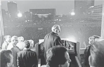  ?? FOTO: OLAF STASCHIK ?? Helmut Kohl spricht vom Balkon der Oper zu 320.000 Menschen auf dem Karl-Marx-Platz. Rechts gut zu erkennen: Seine Frau Hannelore.