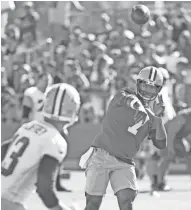  ?? JIM MATTHEWS / USA TODAY NETWORK-WISCONSIN ?? Quarterbac­k Brett Hundley throws to receiver Max McCaffrey during a training camp practice on Ray Nitschke Field.