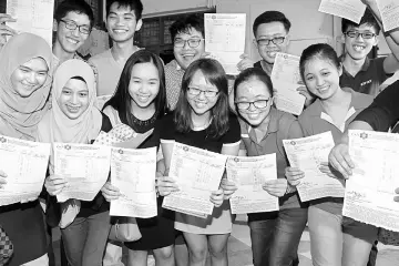  ??  ?? Straight 4As STPM achievers of SMK St Thomas posing for a group photo after getting their results at their school.