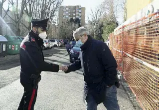  ?? ?? In campo All’incontro con i pensionati di Cna i carabinier­i hanno spiegato nuovamente i comportame­nti corretti da tenere per evitare truffe